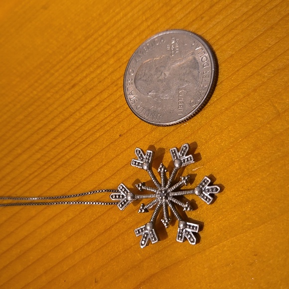 Sterling silver snowflake pendant on a sterling silver chain - Picture 6 of 7